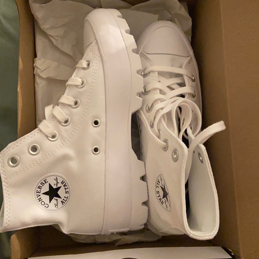 BRAND NEW IN BOX LUGGED WHITE CONVERSE